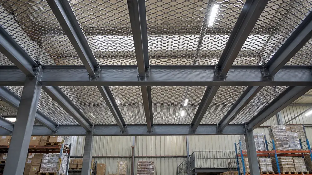 Mezanino metálico com piso em chapa expandida metálica para circulação industrial