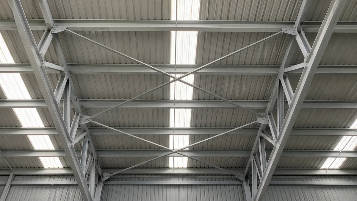 Detalhe do sistema de contraventamento horizontal de cobertura em galpão metálico industrial