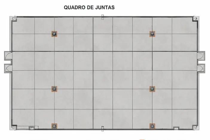 Vista superior do quadro de juntas em piso industrial com panos quadrados e juntas de isolamento